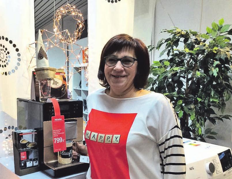 Ellen Schmidt zeigt den neuen, innovativen Miele-Kaffeevollautomaten. Ellen Schmidt zeigt den neuen, innovativen Miele-Kaffeevollautomaten.