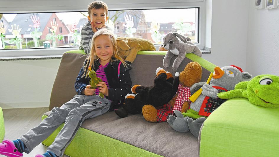 In jeder Gruppe gibt es auch ein farbenfrohes Entdecker-Sofa: das finden Adrian und Mia (v.l.) von der Frösche-Gruppe besonders toll. In jeder Gruppe gibt es auch ein farbenfrohes Entdecker-Sofa: das finden Adrian und Mia (v.l.) von der Frösche-Gruppe besonders toll.
