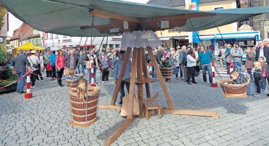 Gehört inzwischen fest zum Korbmarkt: das beliebte Korb-Karussell aus der Schweiz. Gehört inzwischen fest zum Korbmarkt: das beliebte Korb-Karussell aus der Schweiz.
