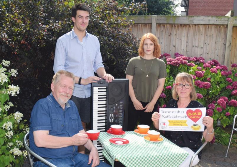 Andreas Lenz und Heike Brinckmann vom Handels- und Gewerbeverein Barmstedt (sitzend) freuen sich, dass Tom Haberl und Kaja Hufenbach im Rahmen des Kaffeeklatsches Musik machen werden Foto: Kuno Klein