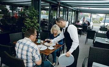 Mit italienischer Gastfreundschaft werden die Gäste im Tornescher Restaurant „Mamma Mia“ bedient