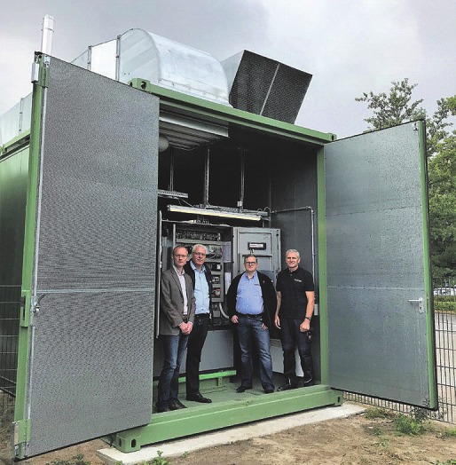 Volker Sakriß (Stadtwerke Ahrensburg GmbH, v. l.), Kay Peter Thiede (Badlantic), Mario Grüder und Viktor Krasmik (beide Jürgen Kleinke GmbH) im neuen Blockheizkraftwerk Foto: pr