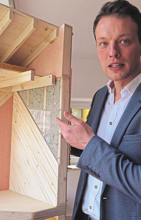 Energieberatung erfordert ganzheitliches Denken: Energieberater Florian Baierl erklärt, wie sich der Eingriff in das bestehende System eines Gebäudes auf alle anderen Komponenten des Hauses auswirkt. Schon bei der Planung des Neubaus oder der Sanierung eines Altbaus berät er Bauherrn zur Energieeffizienz. Fotos: Er