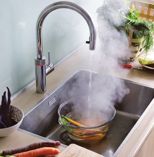 Gemüse für ein asiatisches Pfannengericht blanchieren: Mit speziellen Wasserhähnen steht Kochwasser jederzeit auf Knopfdruck zur Verfügung Foto: djd/Quooker