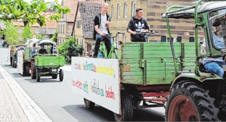 Geschmückte Wagen fahren bei der Kirchweih in Gnodstadt durch das Dorf. FOTO NIKOLAS HOFMANN