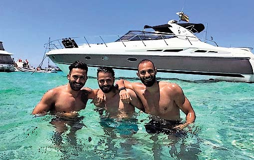 Eine Seefahrt, die ist lustig: Der neue Dortmund-Abwehrspieler Ömer Toprak (r.) ließ bei traumhaftem Wetter mit Freunden die Seele baumeln.