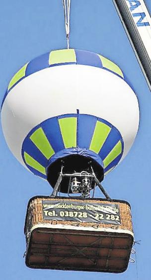 Die Attraktion dieses Jahr: Der Heißluftballon am Kran. Die Attraktion dieses Jahr: Der Heißluftballon am Kran.