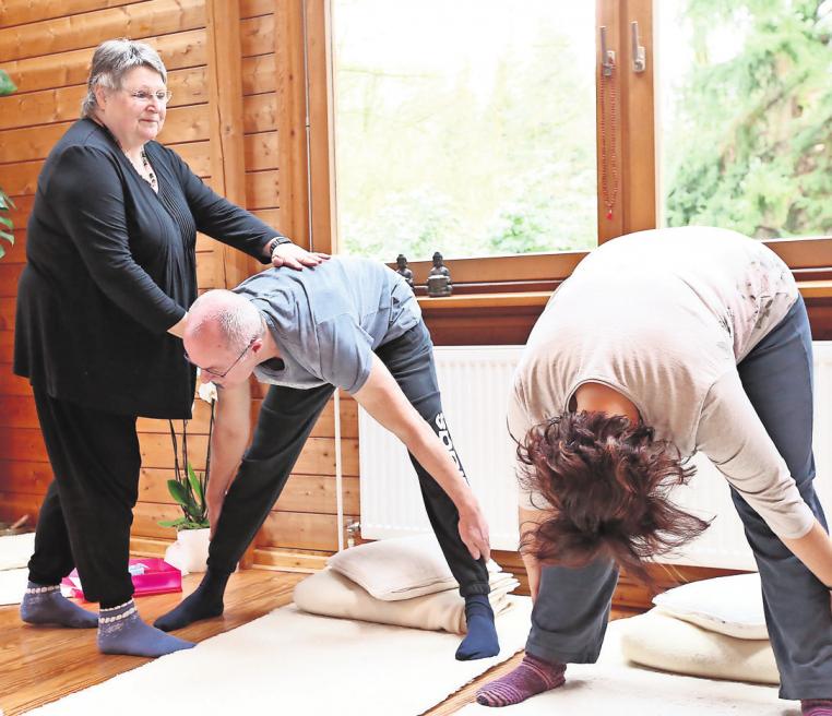 Mandala-Institut in Gifhorn: Christa-Maria Gerigk gibt den Teilnehmern des Yoga-Kurses Hilfestellung. SEBASTIAN PREUSS Mandala-Institut in Gifhorn: Christa-Maria Gerigk gibt den Teilnehmern des Yoga-Kurses Hilfestellung. SEBASTIAN PREUSS