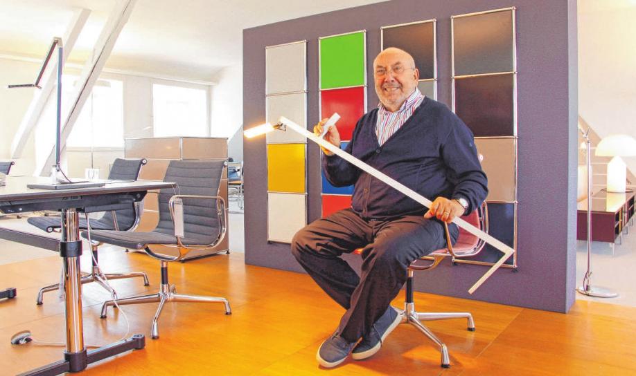 Otto Schieber, Geschäftsführer von Schieber Werkstätten, präsentiert eine innovative, weil kabellose LED-Leuchte der Marke Nimbus. FOTO: MS