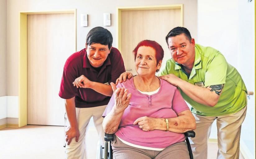 Hiltrud Engelmann fühlt sich bei Sebastian Schneider (l.) und Hendrik Schulz im Sozialzentrum „An den Gärten“ in besten Händen. Foto: Robert Strehler Hiltrud Engelmann fühlt sich bei Sebastian Schneider (l.) und Hendrik Schulz im Sozialzentrum „An den Gärten“ in besten Händen. Foto: Robert Strehler
