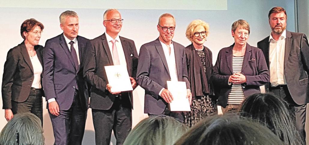 MdB Ulrike Bahr, MdB Hansjörg Durz, Kreisbaumeister Frank Schwindling, Architekt. Professor Hermann Kaufmann, Präsidentin der Bundesarchitektenkammer Barbara Ettinger-Brinckmann, Bundesministerin für Umwelt, Naturschutz, Bau und Reaktorsicherheit Dr. Barbara Hendricks und Architekt Prof. Florian Nagler bei der Preisverleihung. Foto: pm MdB Ulrike Bahr, MdB Hansjörg Durz, Kreisbaumeister Frank Schwindling, Architekt. Professor Hermann Kaufmann, Präsidentin der Bundesarchitektenkammer Barbara Ettinger-Brinckmann, Bundesministerin für Umwelt, Naturschutz, Bau und Reaktorsicherheit Dr. Barbara Hendricks und Architekt Prof. Florian Nagler bei der Preisverleihung. Foto: pm