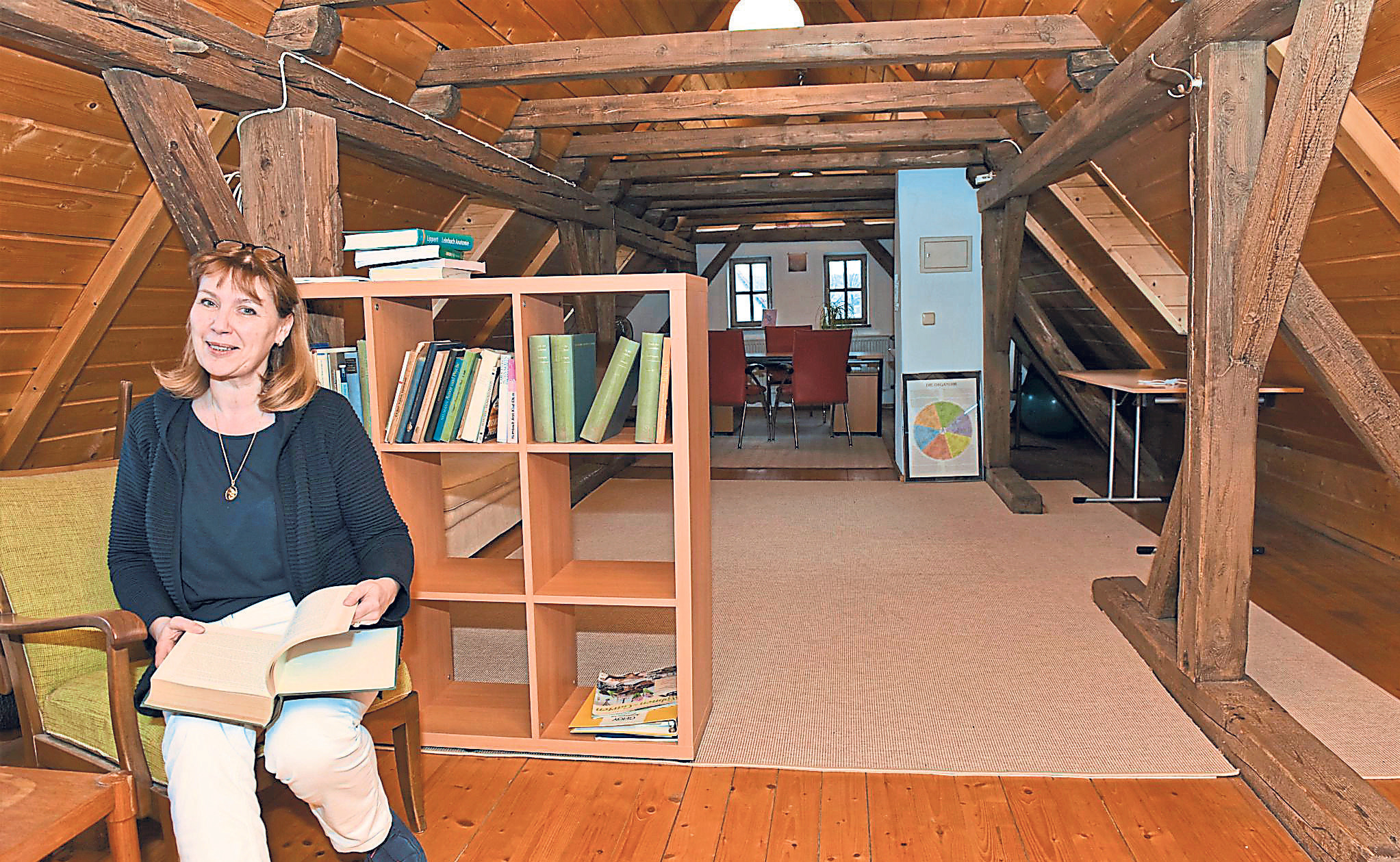 Zur Akademie gehört neben dem Seminarraum auch ein gemütlicher Leseraum mit Bibliothek, wo sich nicht nur Cornelia Sichelschmidt gerne aufhält. Fotos: Hammerl