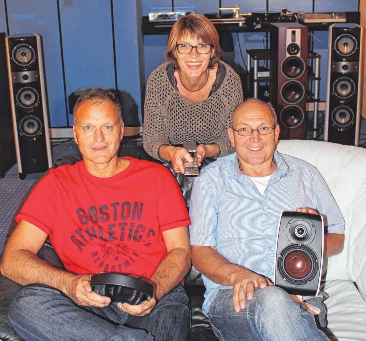 Hans-Jürgen Merk (von links), Sabine Kramer-Huchler und Markus Schuck im hauseigenen Tonstudio. FOTO: J:SCHERB