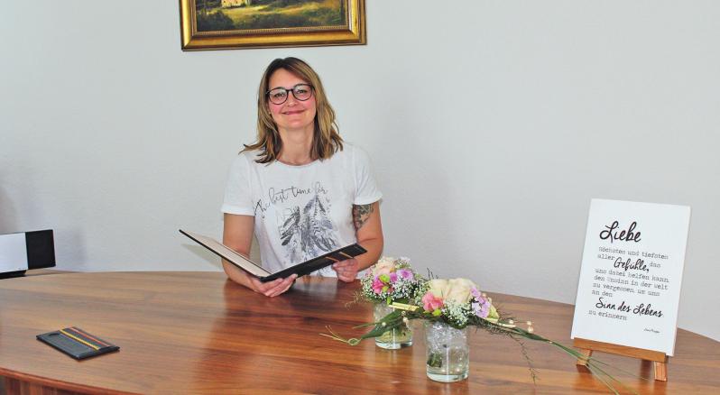 Standesbeamtin Michaela Brinschwitz im neu gestalteten Trauzimmer. Standesbeamtin Michaela Brinschwitz im neu gestalteten Trauzimmer.