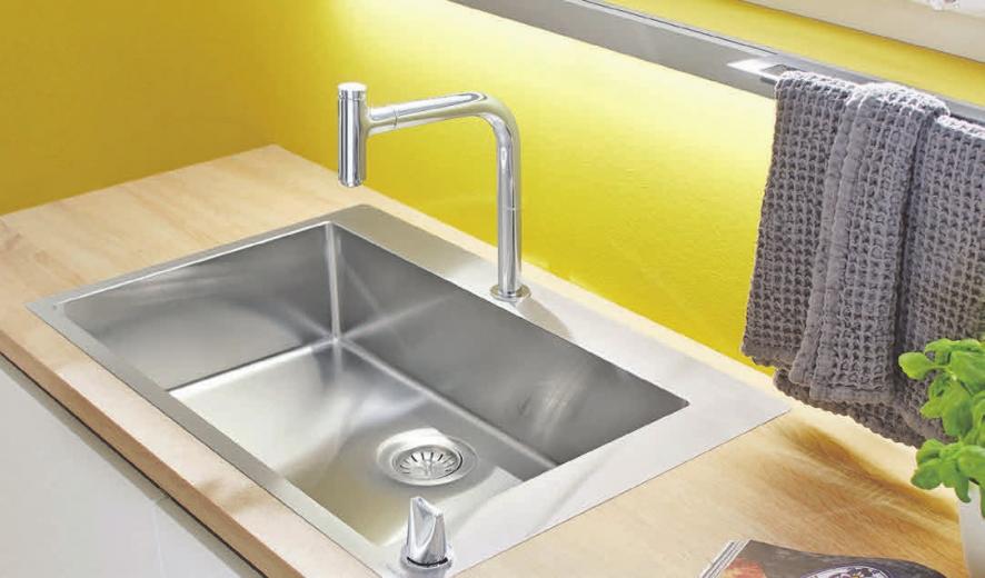 Die Spülenkombination verbindet Wasserhahn, Spülbecken und Zubehör zu einem in Design und Funktion aufeinander abgestimmten Team. Foto: Studioraum GmbH/spp-o Die Spülenkombination verbindet Wasserhahn, Spülbecken und Zubehör zu einem in Design und Funktion aufeinander abgestimmten Team. Foto: Studioraum GmbH/spp-o