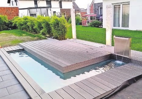 Auch diesen künstlichen Teich mit Terrasse und Unterwasserbeleuchtung haben Jens Leonhard und sein Team entworfen, gebaut und installiert. Auch diesen künstlichen Teich mit Terrasse und Unterwasserbeleuchtung haben Jens Leonhard und sein Team entworfen, gebaut und installiert.