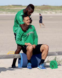 Spaßkämpfchen: Salif Sané mit Mevlüt Erdinc, der inzwischen für Basaksehir stürmt.