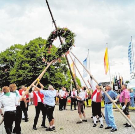 Mit dem Aufstellen des Kirchweihbaumes beginnt das Fest auf dem Gelände des Schafhofes. FOTO ELKE ENGLERT