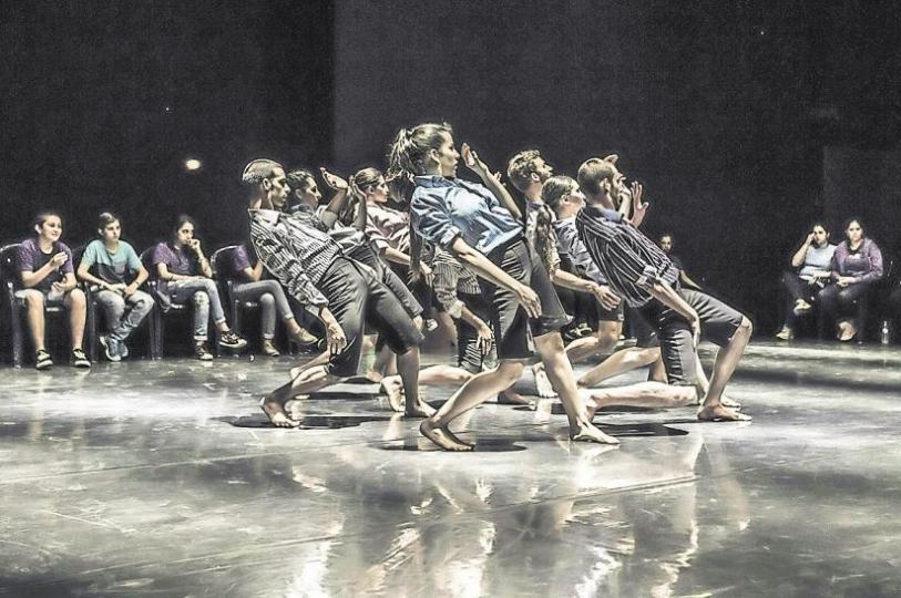 „360°“ Kibbutz Contemporary Dance Company 2 (KCDC 2), Kibbutz Ga’aton Foto: Eyal Hirsch „360°“ Kibbutz Contemporary Dance Company 2 (KCDC 2), Kibbutz Ga’aton Foto: Eyal Hirsch