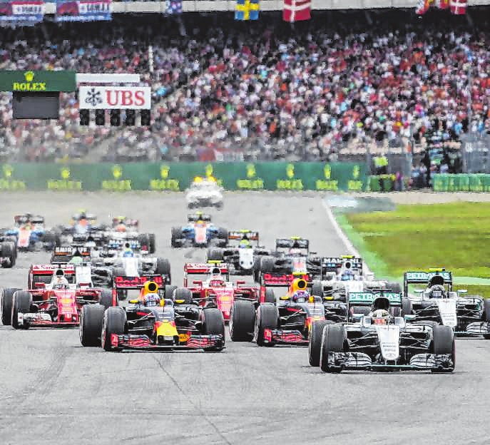 Die Formel-1-Rennen am Hockenheimring sind ein Event für die ganze Familie. Besonders die kleinen Besucher freuen sich, wenn sie ein Autogramm ihres Idols, wie hier von Sebastian Vettel, ergattern können. Bilder: Hockenheim-Ring GmbH Die Formel-1-Rennen am Hockenheimring sind ein Event für die ganze Familie. Besonders die kleinen Besucher freuen sich, wenn sie ein Autogramm ihres Idols, wie hier von Sebastian Vettel, ergattern können. Bilder: Hockenheim-Ring GmbH