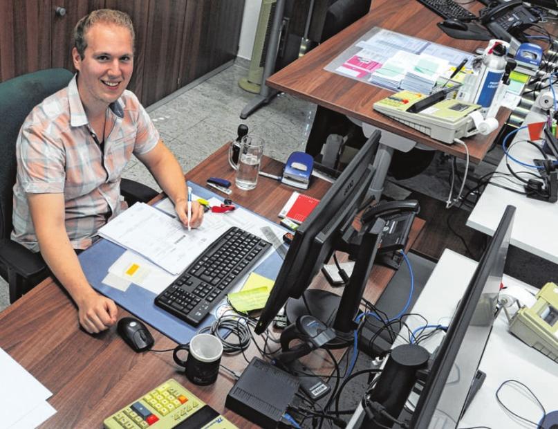 Sven Schubert an seinem Schreibtisch bei den Stadtwerken Geesthacht, umzingelt von Tischrechnern. Die gehören für Industriekaufleute für die Ausübung des Berufs unbedingt dazu. Foto: Palapies