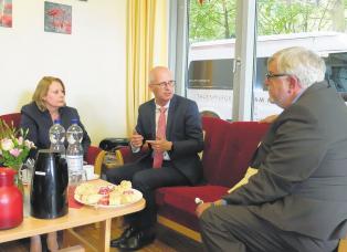 Peter Tschentscher und Cornelia Prüfer-Storcks im Gespräch mit dem Vorstandsvorsitzenden Horst Anton Weipert (rechts) vom Träger „Alter und Pflege“