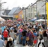 1977 fand erstmalig das Frühlingsfest statt und wird seitdem jährlich mit wechselndem Programm abgehalten. 1977 fand erstmalig das Frühlingsfest statt und wird seitdem jährlich mit wechselndem Programm abgehalten.