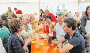 Und wenn das Wetter nicht mitspielen sollte, gibt es in Iffigheim die „Sau am Spieß” im eigens aufgestellten Festzelt, wie unser Bild aus dem Archiv zeigt. FOTO MAXIMILIAN SCHMIDT