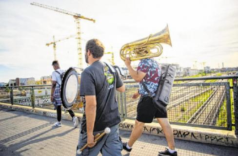 Auch außerhalb aller Institutionen wird Jazz in Berlin gelebt: Dieses Band-Foto entstand am Tag der „Fête de la Musique“ am 21. Juni 2017 PA/GREGOR FISCHER Auch außerhalb aller Institutionen wird Jazz in Berlin gelebt: Dieses Band-Foto entstand am Tag der „Fête de la Musique“ am 21. Juni 2017 PA/GREGOR FISCHER