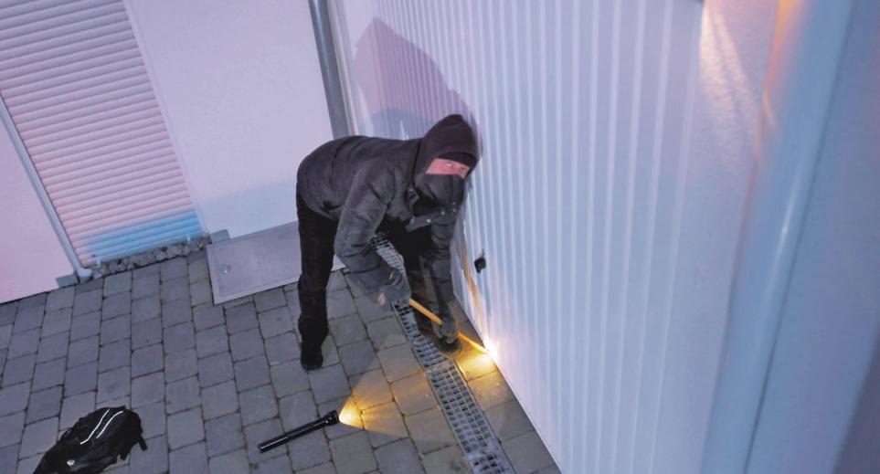 Einbruchversuche registrieren moderne Smart-Home-Systeme sofort – und leiten Maßnahmen zur Abschreckung und Absicherung ein. Foto: djd/somfy Einbruchversuche registrieren moderne Smart-Home-Systeme sofort – und leiten Maßnahmen zur Abschreckung und Absicherung ein. Foto: djd/somfy