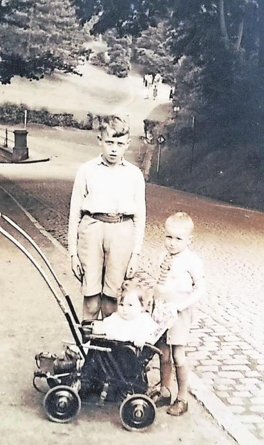 Walter Caska und seine Geschwister – damals ließ sich auf den Straßen noch gut spielen. Foto: Walter Caska Walter Caska und seine Geschwister – damals ließ sich auf den Straßen noch gut spielen. Foto: Walter Caska