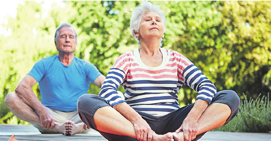 txn. Yoga ist auch für ältere Menschen sehr gut geeignet. Die sanften Übungen entlasten das Becken und helfen bei Blasenschwäche. Foto: gradyreese/fotolia/Seni