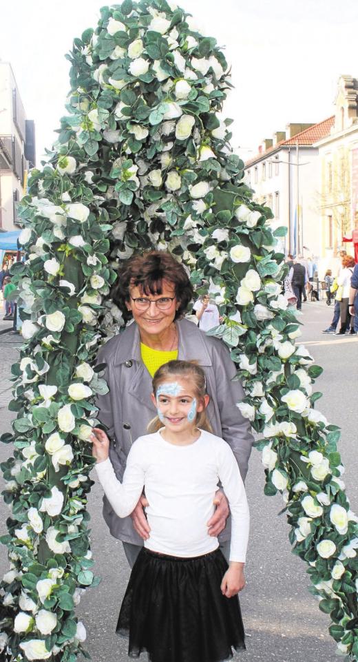 Letztes Jahr waren diese schönen Rosenstelzen aufgestellt worden. Die Besucher dürfen sich überraschen lassen, was sich die WG heuer ausgedacht hat. Fotos: Ingrid Küchle Letztes Jahr waren diese schönen Rosenstelzen aufgestellt worden. Die Besucher dürfen sich überraschen lassen, was sich die WG heuer ausgedacht hat. Fotos: Ingrid Küchle