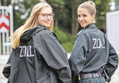 Karen Burdorf (24) und Nina Göbelshagen (30) schätzen die Abwechslung in ihrer Ausbildung beim Zoll Heiner Köpcke