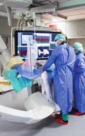 Prof. Bonnemeier während einer Katheterablationsprozedur im Elektrophysiologischen Labor am Campus Kiel. Prof. Bonnemeier während einer Katheterablationsprozedur im Elektrophysiologischen Labor am Campus Kiel.