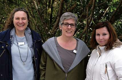Das „Team Organisations- und Qualitätsentwicklung“ mit Alexandra Thomke, Britta Borchert-Ehlers und Cindy Neumann (v.li.) begleitet viele Prozesse in der Diakonie Altholstein – insbesondere die Fortbildungen im Bereich Pflege und Service. FOTO: HFR Das „Team Organisations- und Qualitätsentwicklung“ mit Alexandra Thomke, Britta Borchert-Ehlers und Cindy Neumann (v.li.) begleitet viele Prozesse in der Diakonie Altholstein – insbesondere die Fortbildungen im Bereich Pflege und Service. FOTO: HFR