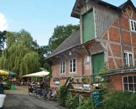 Die alte Wassermühle ist eine der Hauptattraktionen auf dem Brookhoff, zu dem der Dorfkrug am Mühlenteich gehört