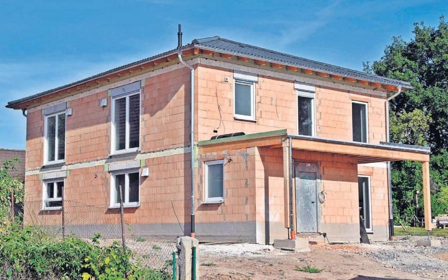 Im Ebersdorfer Ortsteil Frohnlach errichtete die Firma Kröckel-Bau aus Sonnefeld das Traumhaus der jungen Familie. Foto: Helga Schmidt Im Ebersdorfer Ortsteil Frohnlach errichtete die Firma Kröckel-Bau aus Sonnefeld das Traumhaus der jungen Familie. Foto: Helga Schmidt