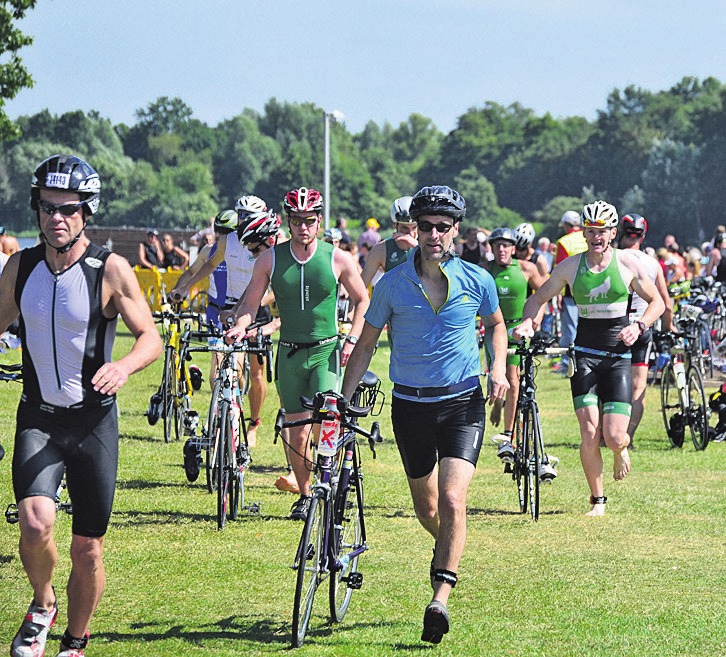 Heute startet der Triathlon mit neuer Radstrecke. Foto: Archiv