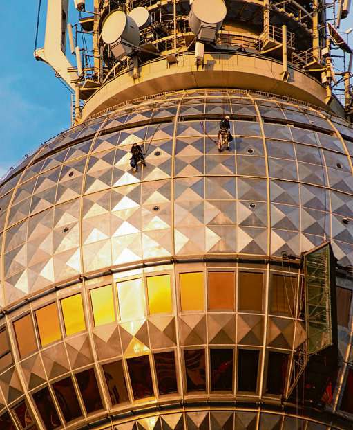 Reinigungsarbeiten am Fernsehturm: Zu den Top-200-Unternehmen gehören auch Gebäudedienstleister ISTOCK/JUHLA Reinigungsarbeiten am Fernsehturm: Zu den Top-200-Unternehmen gehören auch Gebäudedienstleister ISTOCK/JUHLA