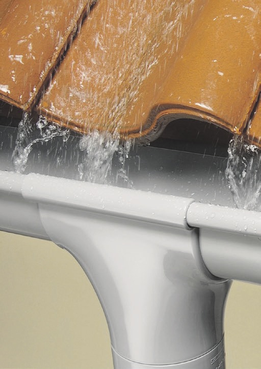 Ein gutes und intaktes Dachrinnensystem schützt Gebäude vor Schäden durch heftigen Regen und Spritzwasser. Foto:djd/Marley Deutschland Ein gutes und intaktes Dachrinnensystem schützt Gebäude vor Schäden durch heftigen Regen und Spritzwasser. Foto:djd/Marley Deutschland