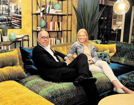 Bernd Kasmann mit Marketing-Leiterin Ann-Kristin Borcherding im neuen Bretz-Studio. Die Polstermöbel der Marke werden für Menschen mit hohen Designansprüchen in Handarbeit gefertigt