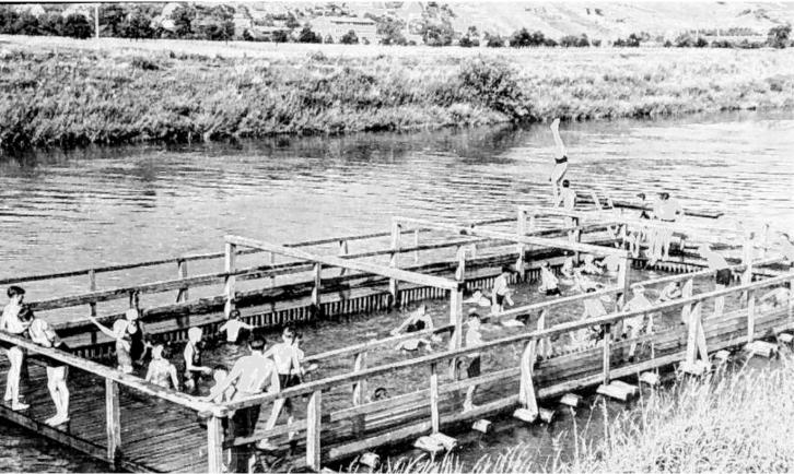 Ein Bild aus früheren Zeiten, in denen es noch kein Hallenbad gab: Die Zeiler hatten sich im Main ein – für damalige Verhältnisse luxuriöses – Schwimmbad gebaut. ARCHIVFOTO SCHNEIER