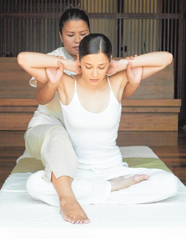 Voller Körpereinsatz bei der Thai-Massage ISTOCK//IMAGE SOURCE Voller Körpereinsatz bei der Thai-Massage ISTOCK//IMAGE SOURCE