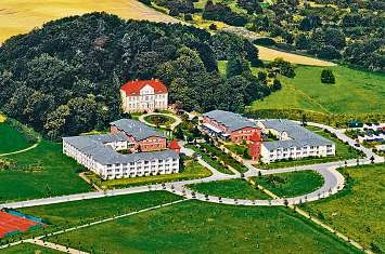 Am Rande des Nationalparks gelegen, beheimatet in einem neobarocken Gutsherrenhaus ist das Precise Resort Rügen