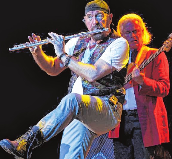 Frontmann Ian Anderson im Einsatz. Bild: dpa Frontmann Ian Anderson im Einsatz. Bild: dpa