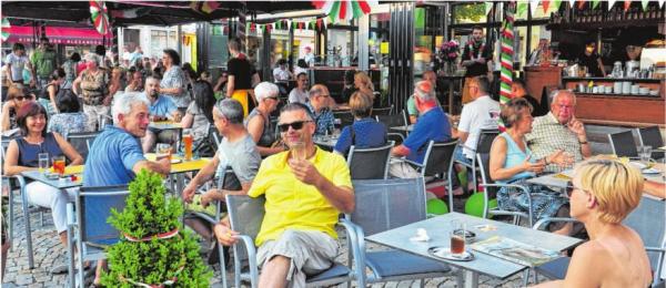 Auch kulinarisch wird den Gästen beim 11. Haßfurter Musik- und Kunstfestival des Aktionskreises Haßfurt Aktiv viel geboten. Bei schönem Wetter lohnt sich ein Besuch in den Cafe´ s, Bäckereien und Eisdielen. FOTO ULRIKE LANGER