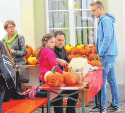 Kürbisschnitzen und Kreatives gestalten.
