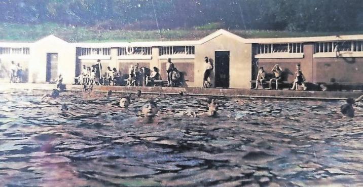 Das Freibad Mirke wurde 1851 von dem Elberfelder Bürger W. Teschemacher für den Schwimmunterricht angelegt. In den 1920er Jahren erhielt es hölzerne Umkleiden. Viele Jahre lang wurde es von den Elberfeldern gerne genutzt. Auch Herbert Köhrmann verbrachte dort viele Sommer-Stunden und hat in seinem Foto-Album dieses schöne Erinnerungsfoto. Das Freibad Mirke wurde 1851 von dem Elberfelder Bürger W. Teschemacher für den Schwimmunterricht angelegt. In den 1920er Jahren erhielt es hölzerne Umkleiden. Viele Jahre lang wurde es von den Elberfeldern gerne genutzt. Auch Herbert Köhrmann verbrachte dort viele Sommer-Stunden und hat in seinem Foto-Album dieses schöne Erinnerungsfoto.