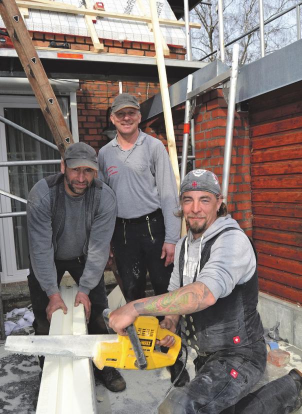 Das übernimmt gern die Firma RW Bedachung: Marco Dietz (v. l.), Dachdeckermeister Rainer Wötzke und Uwe Roggenbuck haben sich auf Altdächer spezialisiert Fotos: Tina Jordan